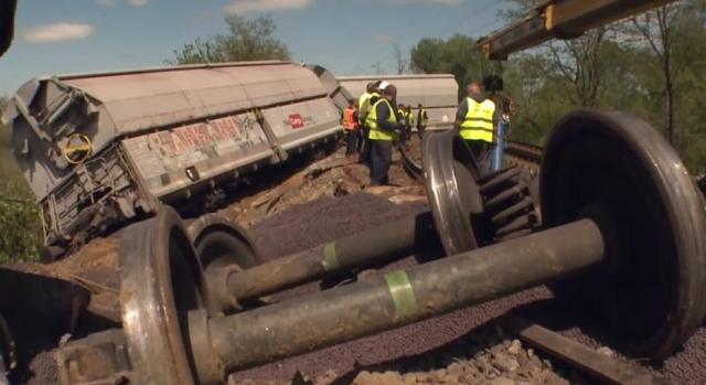 Már 3 kilométeren kicserélték a síneket Téglásnál, ahol a kisiklott tehervagonok lerombolták a pályát