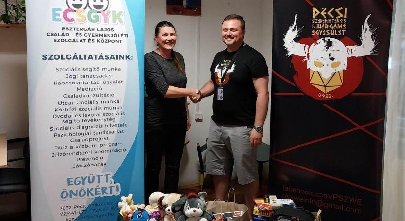 Átadták a szervezők az adományokat a családsegítőnek