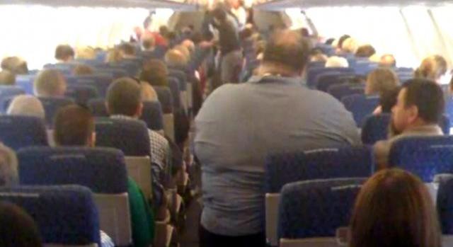 Testszégyenítéssel vádolnak egy nőt, aki elült a repülőn, mert két túlsúlyos utas közé ültették