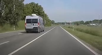 Szerencséje volt ennek a kisbusznak, hogy éppen nem jött szembe senki - videó