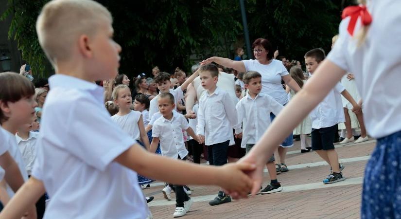 Négyszáz óvodás táncolt Békéscsaba főterén - galériával, videóval