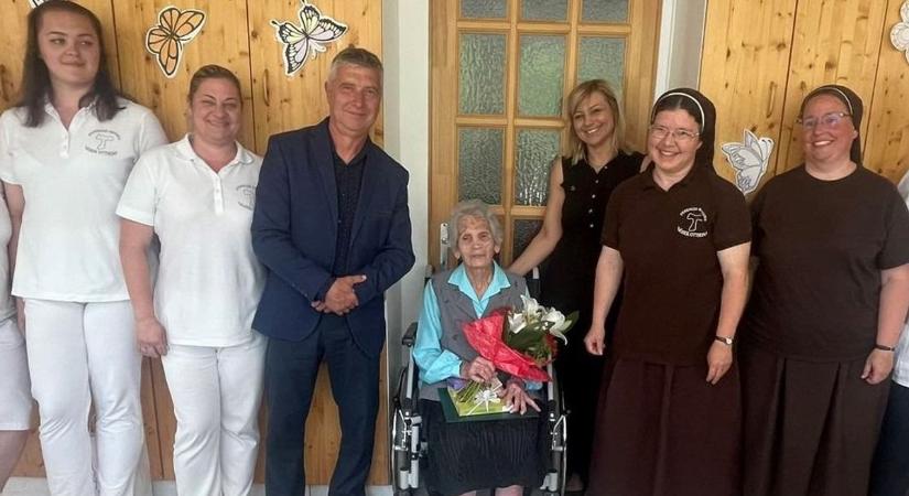 Kilencvenötödik születésnapján köszöntötték a szécsényi idősek otthonának lakóját