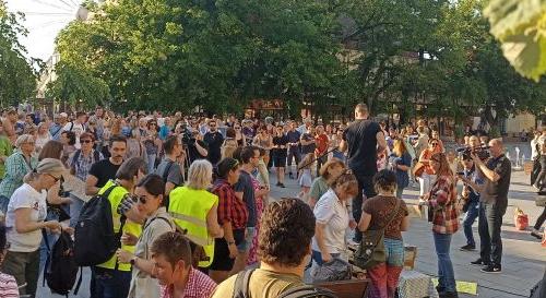 Több százan tüntettek a Dobó téren a "státusztörvény" ellen - VIDEÓK és FOTÓK