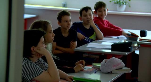 Laptop a gyerekeknek, csengő helyett zene és mosolygós tanárok – egyre több magyar gyerek tanul osztrák iskolákban