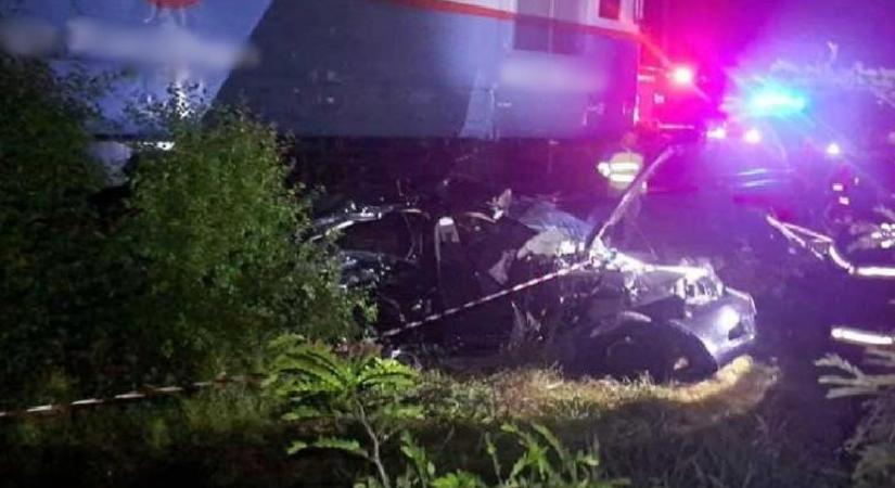 Vonat elé hajtott a 19 éves sofőr, az egyik barátját már nem tudták megmenteni