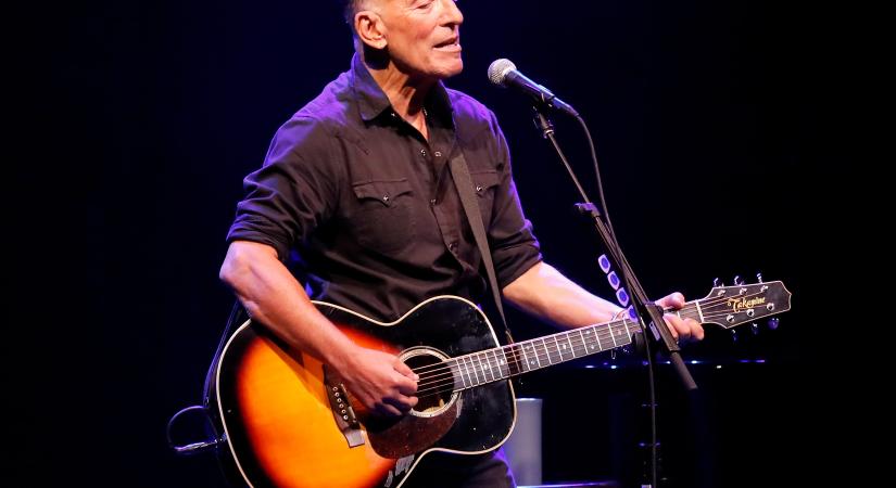 Bruce Springsteen koncert közben elesett a színpadon - a 73 éves énekes humorral kezelte a helyzetet