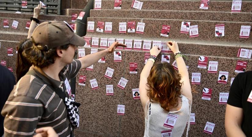 Így matricázták tele Pintér Sándor minisztériumának falát a tüntető diákok – Videó!