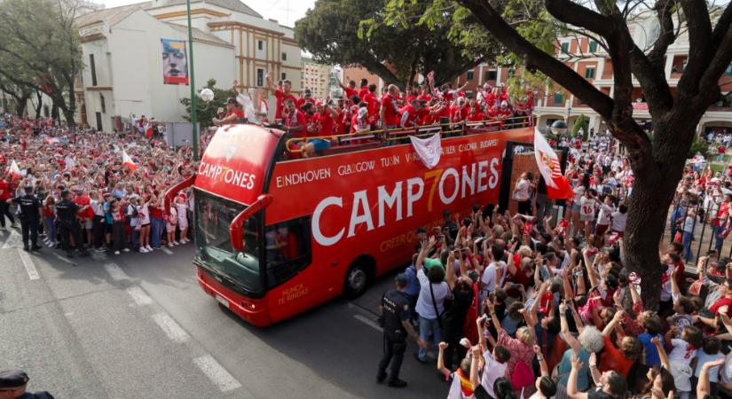A Sevilla játékosai köszöntik a szurkolókat