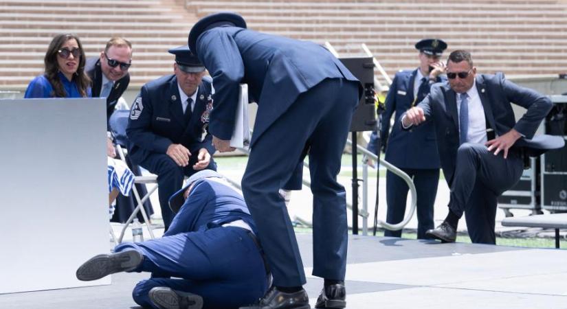 Videón, ahogy Joe Biden elesik az amerikai légierő diplomaosztó ünnepségén