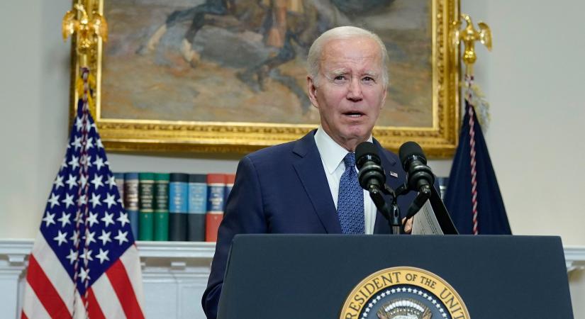 Videó: Óriásit esett Joe Biden az amerikai légierő ünnepségén