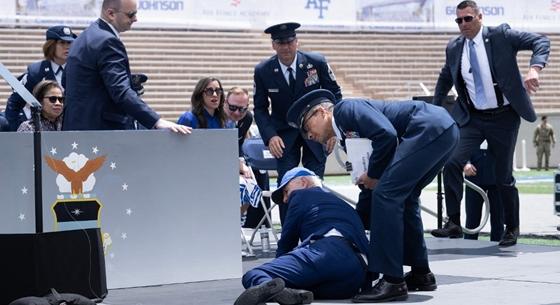 Biden összecsuklott az amerikai légierő diplomaosztóján - videó