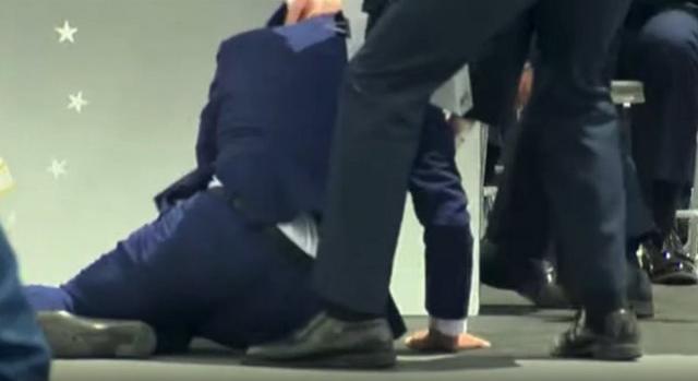 Videón, ahogy megbotlik és elesik Joe Biden – Trump rögtön beszólt
