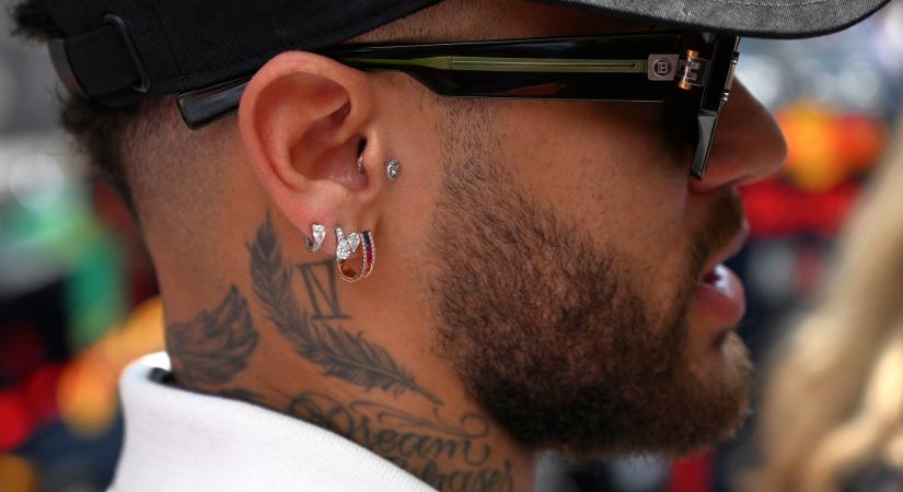 Neymar beugorhatott Hamilton F1-es Mercedesének volánja mögé