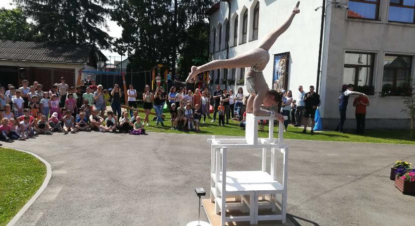 Budapesti cirkuszművészek és mesemondók szórakoztatták a dévai gyerekeket