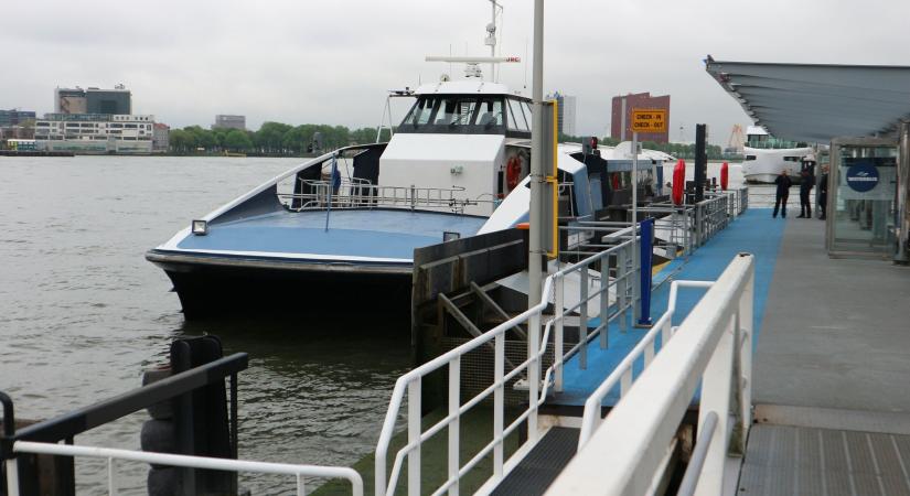 Rotterdami vízibusz: akkorát gyorsul, hogy ha nem kapaszkodsz, seggre esel!