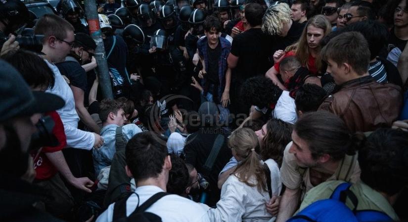 Felfüggesztetett kapott a férfi, aki megütött egy rendőrt a Fidesz-székháznál lévő diáktüntetésen