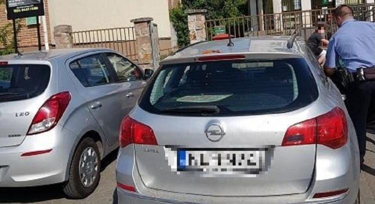Forró kocsiban ragadt egy másfél éves kislány Dunaharasztiban, be kellett törni a jármű ablakát