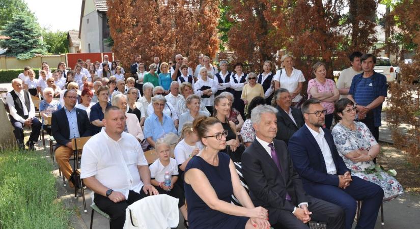 Leleplezték a csabai szlovákság kiemelkedő alakjának emléktábláját a jaminai Madáchnál