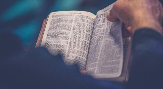 Kitiltották a „vulgáris és erőszakos” Bibliát egy amerikai állam iskoláiból