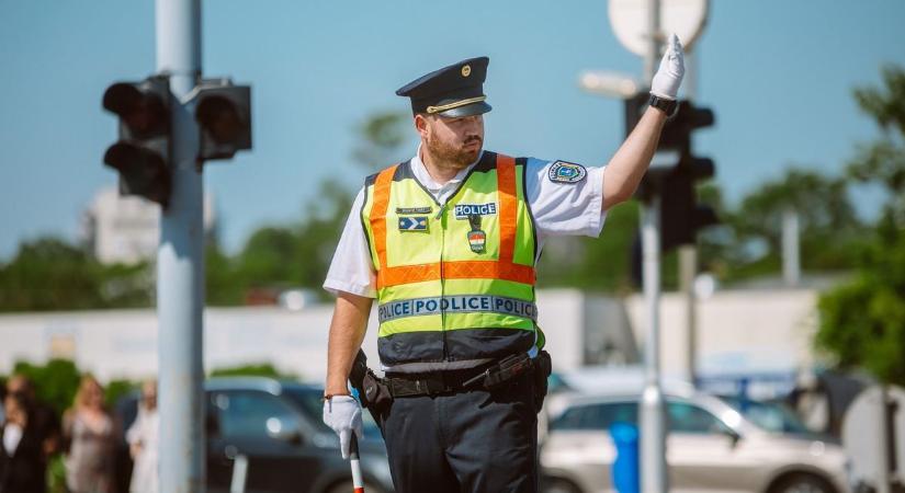 Nem minden sofőr értette a rendőri karjelzéseket a 25-ös főúton  fotók, videó