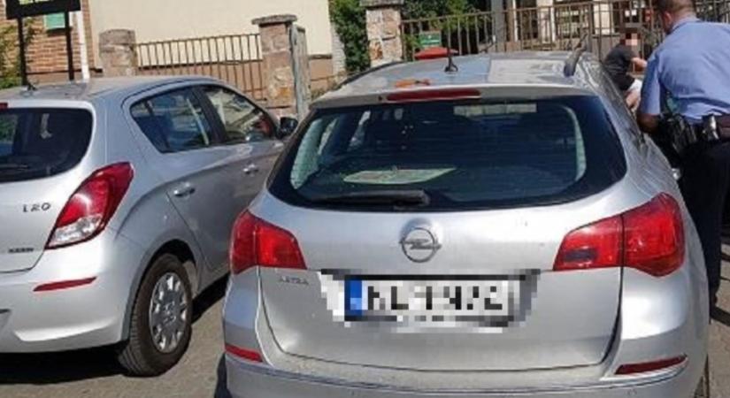 Bezárult a napon parkoló autó Dunaharasztiban, rendőrnek kellett kiszabadítani a másfél éves Lénát