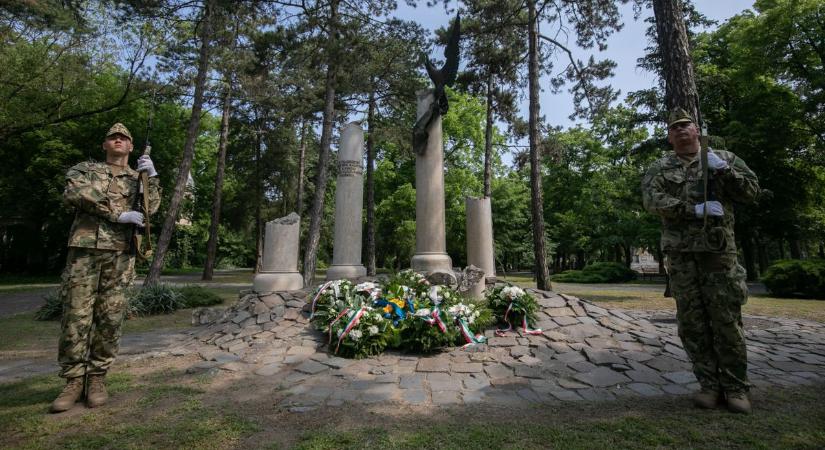 A szőnyegbombázás áldozataira emlékeztek Debrecenben – fotókkal