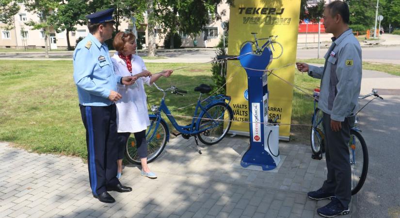 Kerékpáros szerviz oszlopot kapott a József Attila könyvtár a kerékpározás napjára