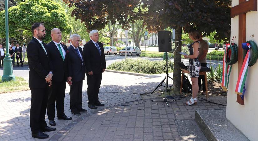 Nemzeti Összetartozás Napja Celldömölkön - Megemlékezést tartottak a Turul-szobornál - fotók