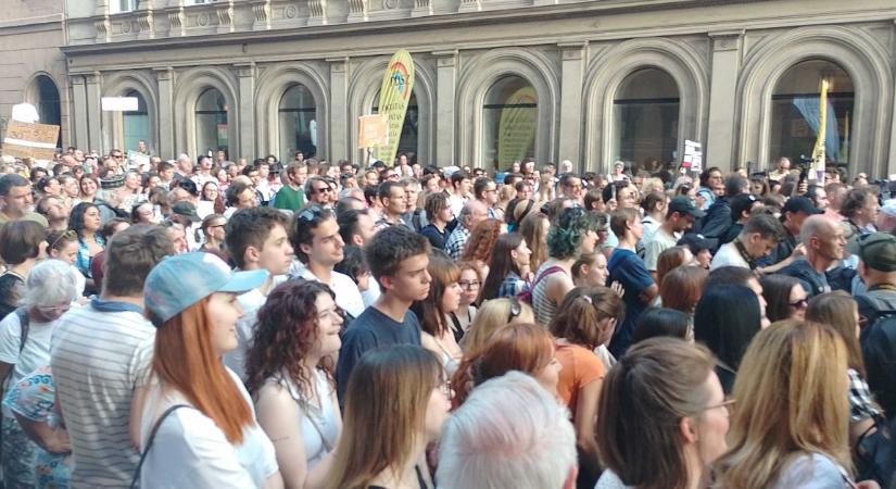 Diákok: Takarodjon el a Fidesz, takarítsuk el Orbán Viktort, de ordítva!
