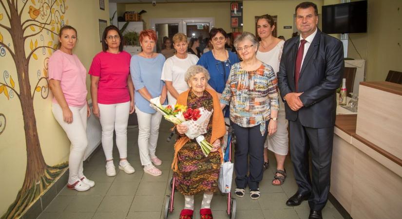Zalaegerszegi idősotthon 101 éves lakóját köszöntötték