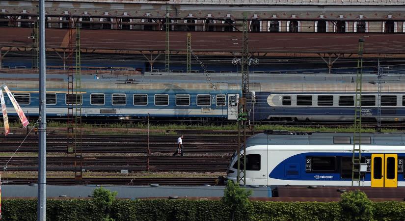 Káosz a Keleti pályaudvaron: hatalmas tömegben várják az utasok a vonatokat – videó