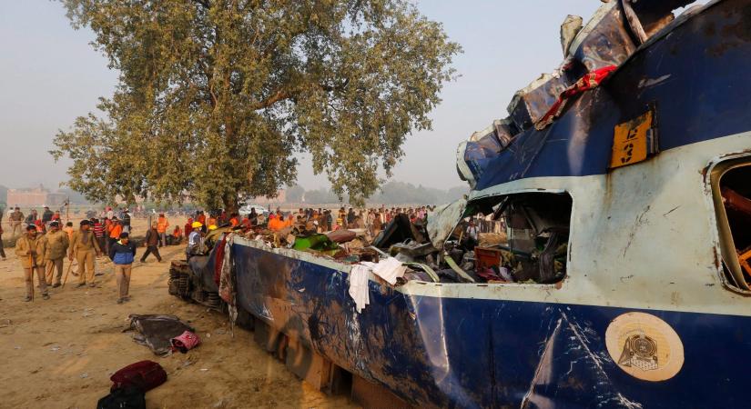 Kisiklott egy vonat Indiában, 179 embert szállítottak kórházba