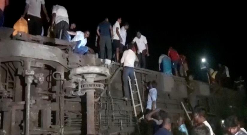 Súlyos vonatbaleset Indiában: több mint 100 ember megsérült, legalább 50 utas meghalt