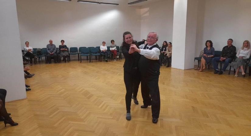 A jó buliból szenvedély: a tánctanár Kultúráért díjat kapott Füzesabonyban