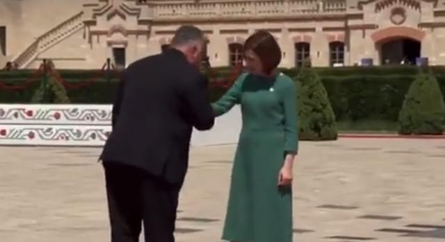 Orbán Viktor kezet csókolt volna a moldovai elnöknek, de Maia Sandu elrántotta a kezét
