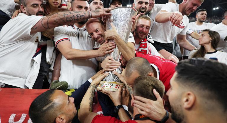 Fieszta a köbön: még a Sevilla drukkerei is az El-trófeával ünnepeltek a Puskásban