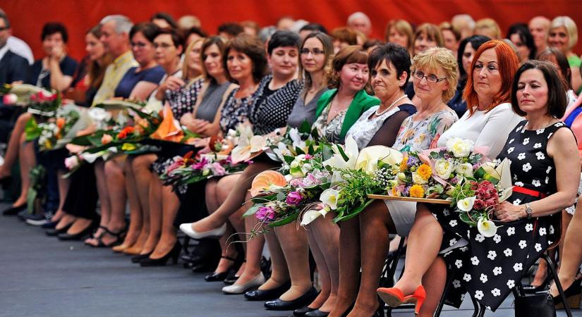 Díjakkal ismerték el a pedagógusok munkáját Kiskunhalason – galériával