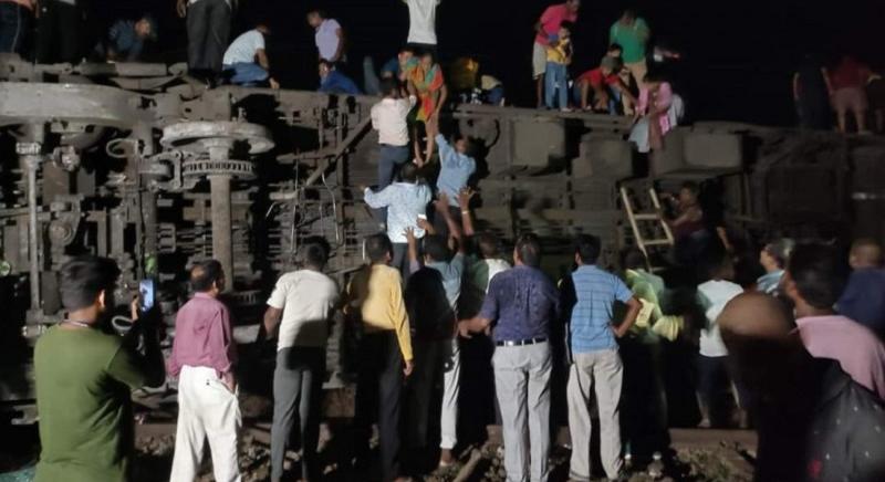 Kisiklott egy vonat Indiában- ötvenen meghaltak és több százan megsérültek
