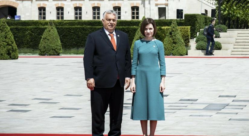 Videón, ahogy Orbán megpróbált kezet csókolni a moldovai elnöknek, de lepattintották