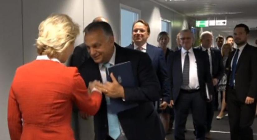 Megint felsült Orbán Viktor, aki kezet csókolni Maia Sandu moldovai elnöknek, de ő nem hagyta
