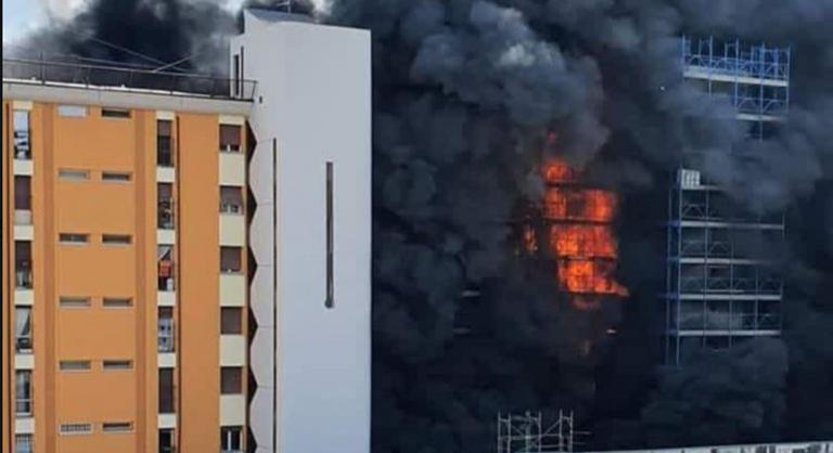 Hatalmas tűz ütött ki egy nyolcemeletes épületben Rómában, egy ember meghalt