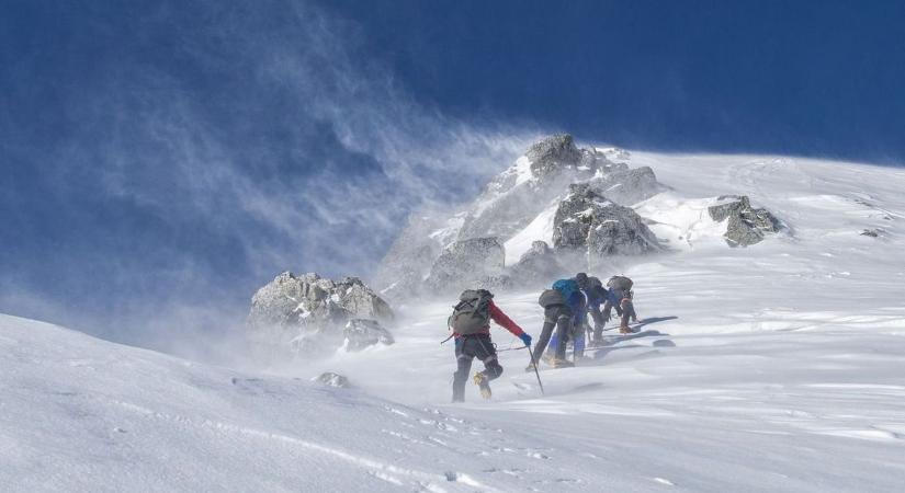 Így mentettek meg a serpák egy Everesten szerencsétlenül járt hegymászót – videó