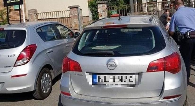 Napon parkoló autóban ragadt egy 1,5 éves kislány Dunaharasztiban