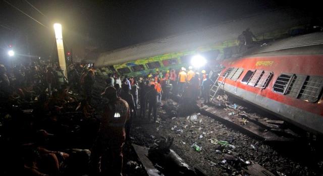 "Vér, leszakadt végtagok, holttestek mindenhol" - majdnem háromszáz halott egy indiai vonatbalesetben