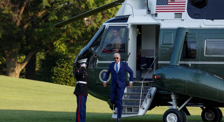 Joe Biden ezúttal a helikopter ajtajába verte be a fejét