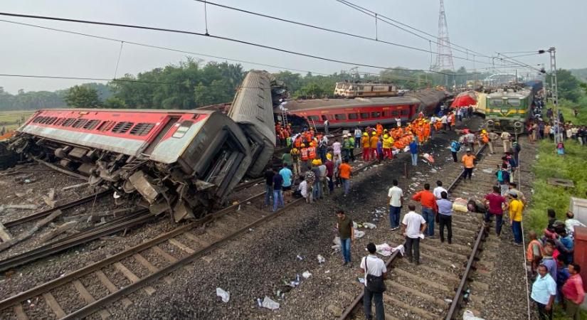 Közel háromszázan veszítették életüket az évszázad legsúlyosabb indiai vonatbalesetében