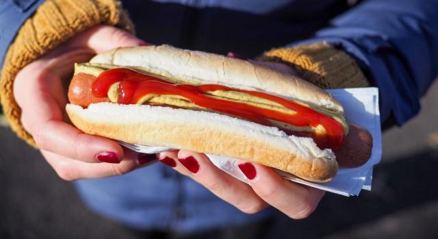 Vett egy hotdogot, kokainos zacskóra harapott