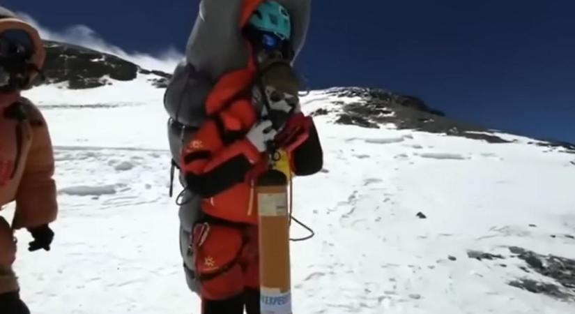 Megszólalt a serpa, aki a hátán hozta le a hegymászót az Everestről
