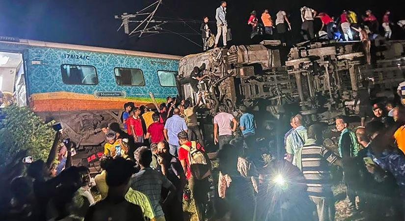 Apokaliptikus vonatbaleset Indiában: háromszázhoz közelít az áldozatok száma