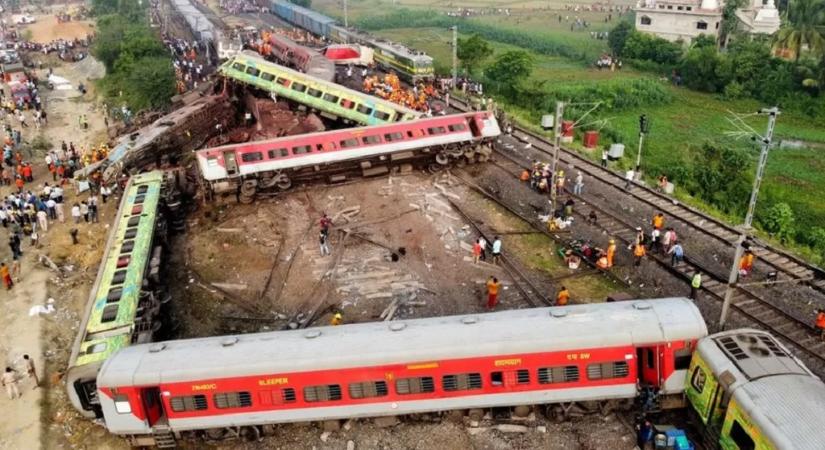 Tragikus vonatbaleset! Legalább 238-an meghaltak és 650-en megsérültek a szerelvények ütközésében